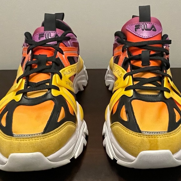 Women’s Fila’s size 8.5 - Picture 2 of 5